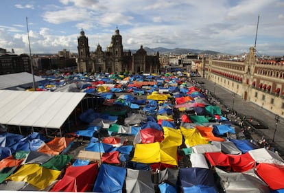 Los maestros protestaban contra la nueva ley educativa que les obliga a pasar una prueba de evaluación. La acampada llevaba instalada en el Zócalo desde el 18 de agosto.