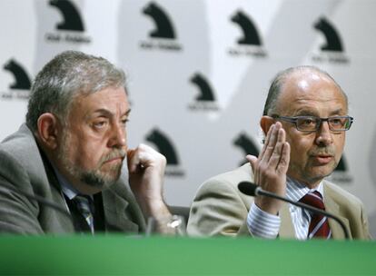 El coordinador de Economía del PP, Cristóbal Montoro , acompañado del secretario de Estado de la Seguridad Social, Octavio Granado