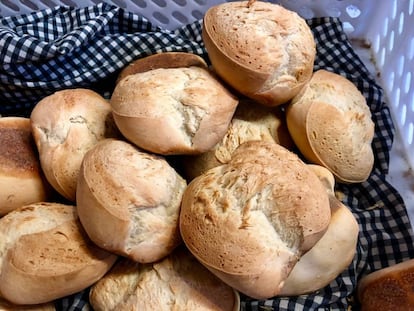 LOS FAMOSOS PANES DE PUÑO DE AMARO EN LA PANADERÍA TRADICIONAL DE EL INGENIO / CAPEL