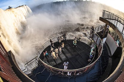 Una plataforma habilitada para contemplar las cataratas de Iguazú, en la frontera entre Argentina y Brasil.