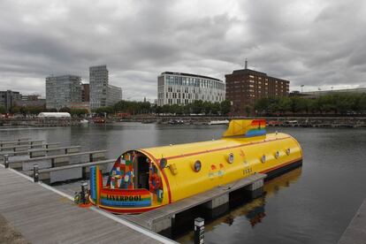 Barco apartamento que imita al Submarino amarillo, atracado en el Albert Dock de Liverpool.
