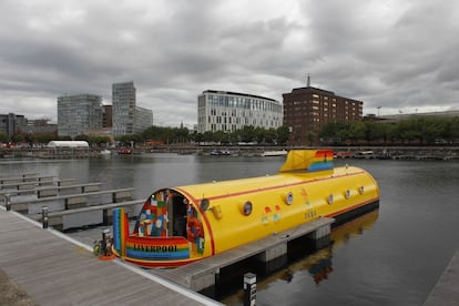 Barco apartamento que imita al Submarino amarillo, atracado en el Albert Dock de Liverpool.