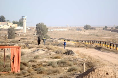 This photo taken on February 10, 2017 shows Iraqis walking next to the Iraq-Kuwait border barrier near the town of Umm Qasr.
Built to keep out migrants, traffickers, or an enemy group, border walls have emerged as a one-size-fits-all response to the vulnerability felt by many societies in today's globalized world, says an expert on the phenomenon.
Practically non-existent at the end of World War II, by the time the Berlin Wall fell in 1989 the number of border walls across the globe had risen to 11.
That number has since jumped to 70, prompted by an increased sense of insecurity following the September 11, 2001 attacks in the United States and the 2011 Arab Spring, according to Elisabeth Vallet, director of the Observatory of Geopolitics at the University of Quebec in Montreal (UQAM).

This image is part of a photo package of 47 recent images to go with AFP story on walls, barriers and security fences around the world. More pictures available on afpforum.com / AFP PHOTO / HAIDAR MOHAMMED ALI