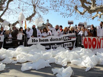 Huelga de médicos, este jueves, delante del Parlament de Catalunya.