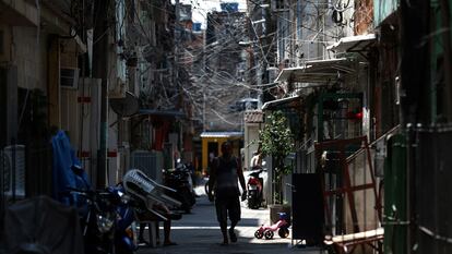 hombre camina en la favela da Maré el 13 de octubre de 2020, en Rio de Janeiro Brasil