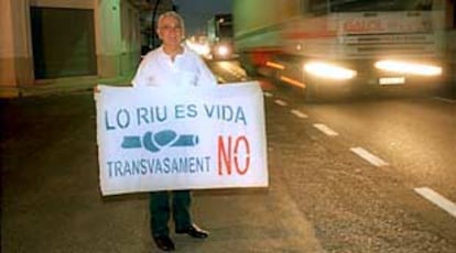 El constructor Paco Curto, con una pancarta antitrasvase.