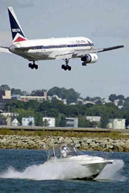 Un avión de la compañía estadounidense Delta aterriza en el aeropuerto de Boston.