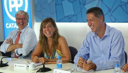 Alícia Sánchez-Camacho, entre Jordi Cornet, secretario genera, y el coordinador, Xavier García Albiol, en la última reunión de comité ejecutivo.