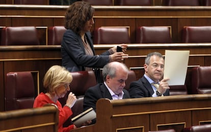 Rosa Díez, Carlos Martínez Gorriarán (c), Álvaro Anchuelo e Irene Lozano (detrás, de pie), parlamentarios de UPyD, en el Congreso de los Diputados el 26 de marzo de 2015.