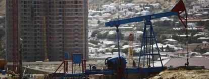 Una máquina bombea petróleo en Bakú, la capital de Azerbaiyán. 