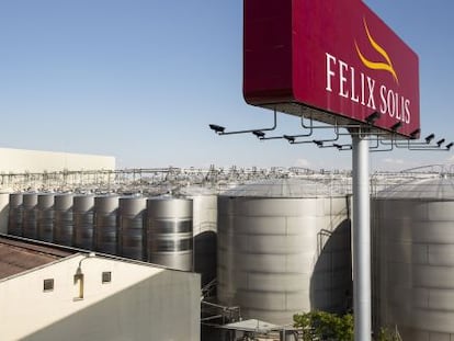 Félix Solís elaborará vino con uva china