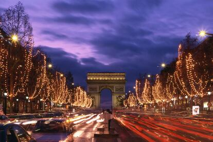 Más 'Ciudad de la Luz' que nunca por Navidad, París hace brillar sus principales monumentos –Ópera Garnier, Torre Eiffel, Inválidos, el Louvre– desde mediados de noviembre. Hasta el 8 de enero estarán encendidas las emblemáticas luces de la avenida de los Campos Eliseos, desde el Arco del Triunfo hasta la plaza de la Concordia, con una lluvia de estrellas fugaces decorando sus 400 árboles. A ellas se suman las de la avenida Montaigne, la plaza Vendôme y el barrio de Montmartre... Un 'tour' en autobús descubierto las recorre, con bebida caliente y manta de cortesía incluidas.