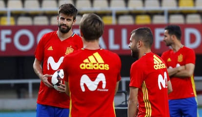 Piqué habla con Alba y Monreal durante el entrenamiento en Skopje.