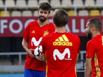 Piqué habla con Alba y Monreal durante el entrenamiento en Skopje.