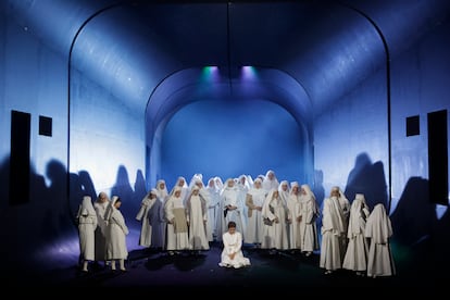 La soprano albanesa Ermonela Jaho, interpretando a Suor Angelica, en un momento de un ensayo de Il Trittico, que se estrena este domingo en el Liceu.