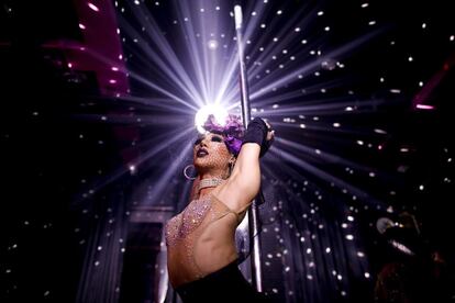 La 'drag queen' tailandesa Anne May Wong, durante su espectáculo en el show 'House of Heals' en Bangkok (Tailandia).