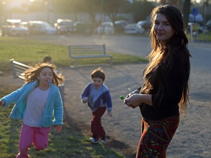 Una madre de familia pasea con sus hijos en un parque en Santiago, Chile, en una fotografía de archivo.