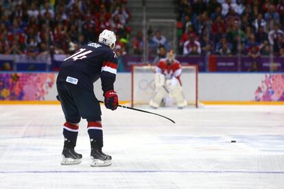El estadoundense T.J. Oshie ante el portero ruso durante el partido de hockey entre EEUU y Rusia de la ronda preliminar del grupo A en los Juegos de Sochi.