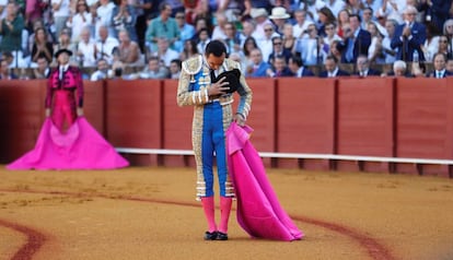 El diestro Manuel Jesús 'El Cid' saluda al público al llegar a la plaza de toros de Sevilla.