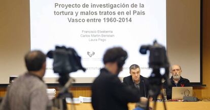 Jonan Fernández a la izquierda, y el forense Paco Etxeberria, en San Sebastián.