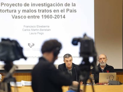 Jonan Fernández a la izquierda, y el forense Paco Etxeberria, en San Sebastián.