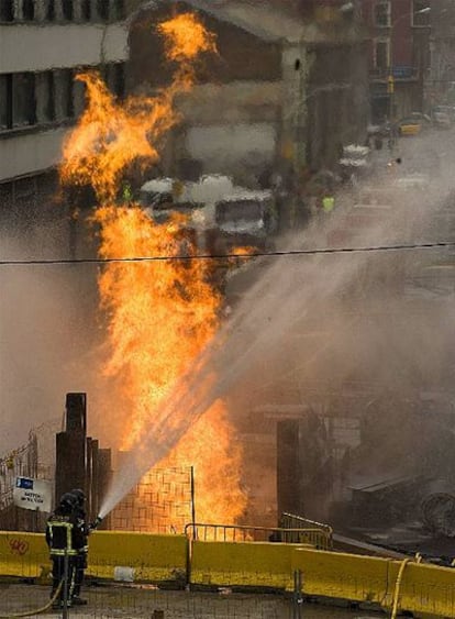 Un escape de gas causa un incendio en Barcelona y obliga desalojar varios edificios