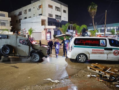 Una ambulancia detenida por las fuerzas israelíes durante una redada en Yenín, este martes en Cisjordania.
