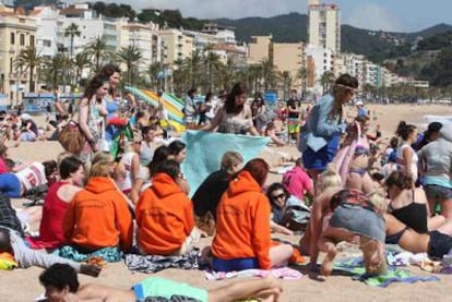 Un grupo de jóvenes procedentes de distintos países, en una de las playas de Lloret de Mar, esta Semana Santa.