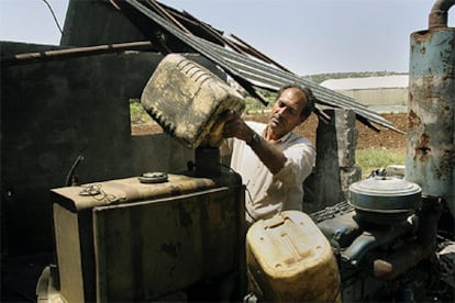 Un granjero palestino usa su último tanque de combustible para activar el riego de sus tierras en la ciudad palestina de Jenín.