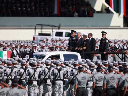 Andrés Manuel López Obrador, presidente de México, es saludado por elementos de la Guardia Nacional en la ceremonia de su despliegue, en junio de 2019, en Ciudad de México.