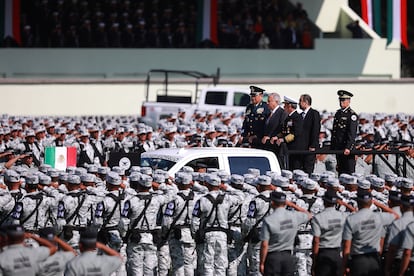 Andrés Manuel López Obrador, presidente de México, es saludado por elementos de la Guardia Nacional en la ceremonia de su despliegue, en junio de 2019, en Ciudad de México.