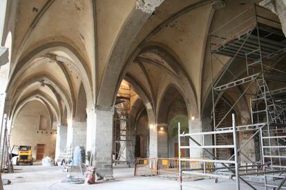 Interior de la nave de Sant Pere de Ripoll, durante los trabajos de rehabilitación que comenzaron en octubre.