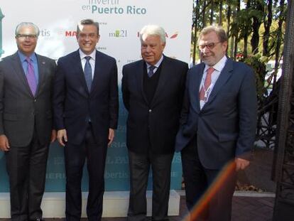 Santiago Miralles, director de la Casa América; Antonio Caño, director de El País; Alberto Bacó, secretario de Desarrollo Económico y Comercio de Puerto Rico; Alejandro García Padilla, Gobernador de Puerto Rico; Felipe González, expresidente del Gobierno español, y Juan Luis Cebrián, presidente del grupo PRISA.