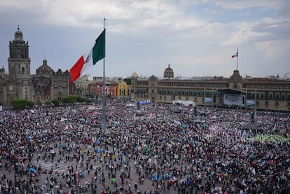 Pese a la lluvia que a momentos ha caído sobre el Zócalo capitalino, la mayoría de los contingentes optó por permanecer en la plaza para escuchar el discurso del mandatario.