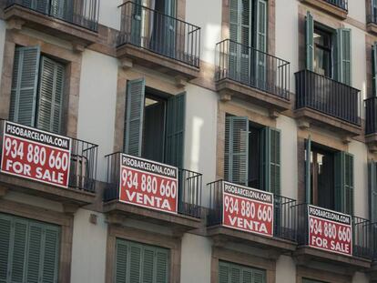 Carteles de venta de pisos en un edificio en Barcelona.
