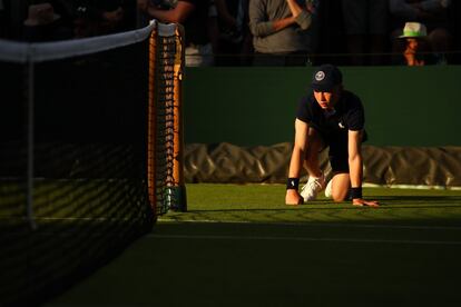 Un recogepelotas durante una de las rondas de Wimbledon, el 1 de julio de 2019