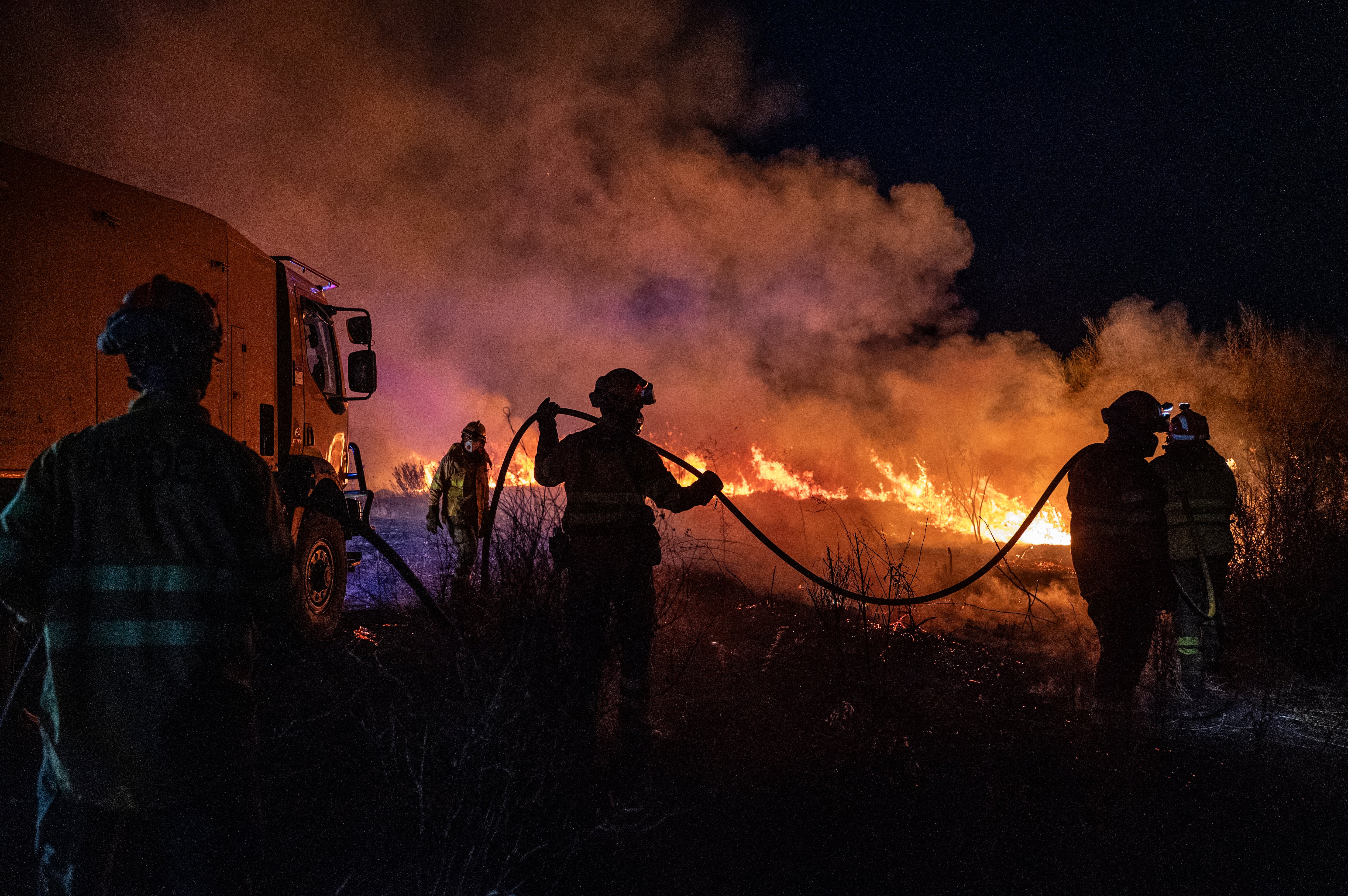 Labores de extinción de un incendio en Cerro de los Pinos (Cáceres) el pasado 4 de agosto.