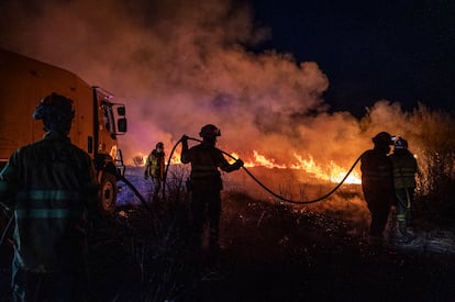 Labores de extinción de un incendio en Cerro de los Pinos (Cáceres) el pasado 4 de agosto. 