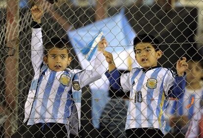 Pequenos torcedores das Argentina aguardam o jogo de futebol entre as seleções brasileira e argentina em Buenos Aires, em 14 de novembro.