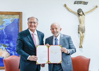 Vista de un Cristo crucificado en el Palacio de Planalto durante la reunión entre Lula da Silva y Geraldo Alckmin, Vicepresidente de la República y Ministro de Desarrollo, Industria, Comercio y Servicios.