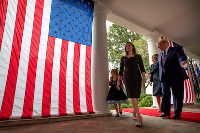 Trump ao lado da juíza Amy Coney Barrett em evento neste sábado, onde confirmou a indicação da magistrada para a Suprema Corte do país.