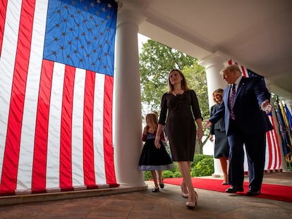 Trump ao lado da juíza Amy Coney Barrett em evento neste sábado, onde confirmou a indicação da magistrada para a Suprema Corte do país.