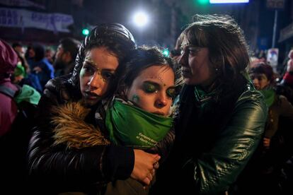 Un grupo de jóvenes, a favor de la legalización del aborto, se consuelan mutuamente después que el Senado argentina rechazara la ley.
