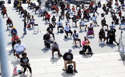 Los manifestantes se sientan en sillas separadas en el Lincoln Memorial por la crisis del coronavirus.