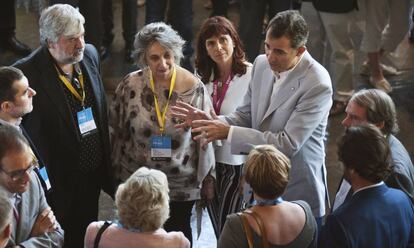 El Rey Felipe VI conversa con los participantes en uno de los talleres celebrados en el auditorio del Palacio de Congresos de Girona .