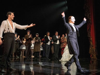 Intérpretes de 'El fantasma de la ópera' en Nueva York saludan tras la última función del musical, el pasado domingo.