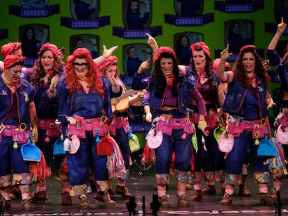 La comparsa 'We can do... Carnaval', durante su actuación en la final del concurso de este viernes en Cádiz.