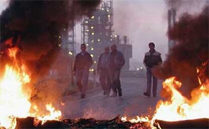 Trabajadores de las empresas contratistas de Repsol cortan los accesos a la planta petroquímica el lunes pasado.