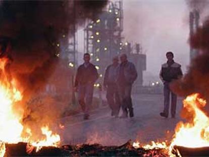 Trabajadores de las empresas contratistas de Repsol cortan los accesos a la planta petroquímica el lunes pasado.