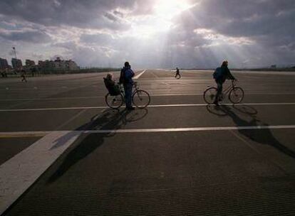 Ciclistas en el aeropuerto de Gibraltar en 2002.